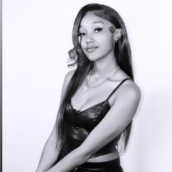 Meet your Posher, Sierra - Picture 2 of 2